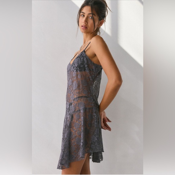 Out From Under Rika Sheer
Floral Lace Slip in Charcoal NWT XS - Picture 4 of 9